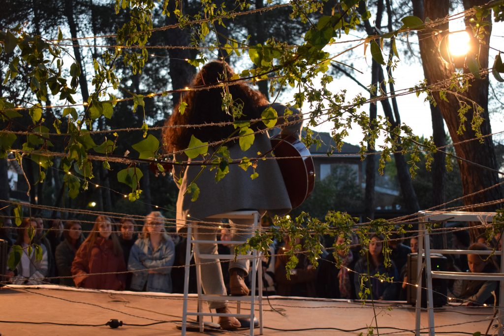 Guitarrista de espaldas